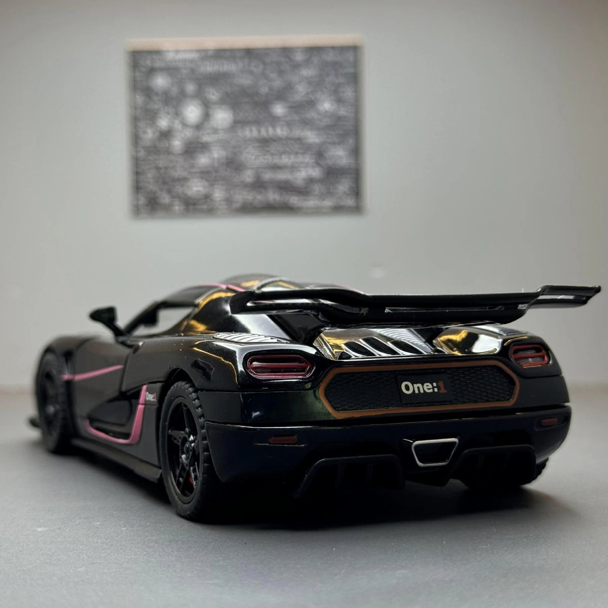Koenigsegg 2014 One1 svart 1:32 – pressgjuten visningsmodell