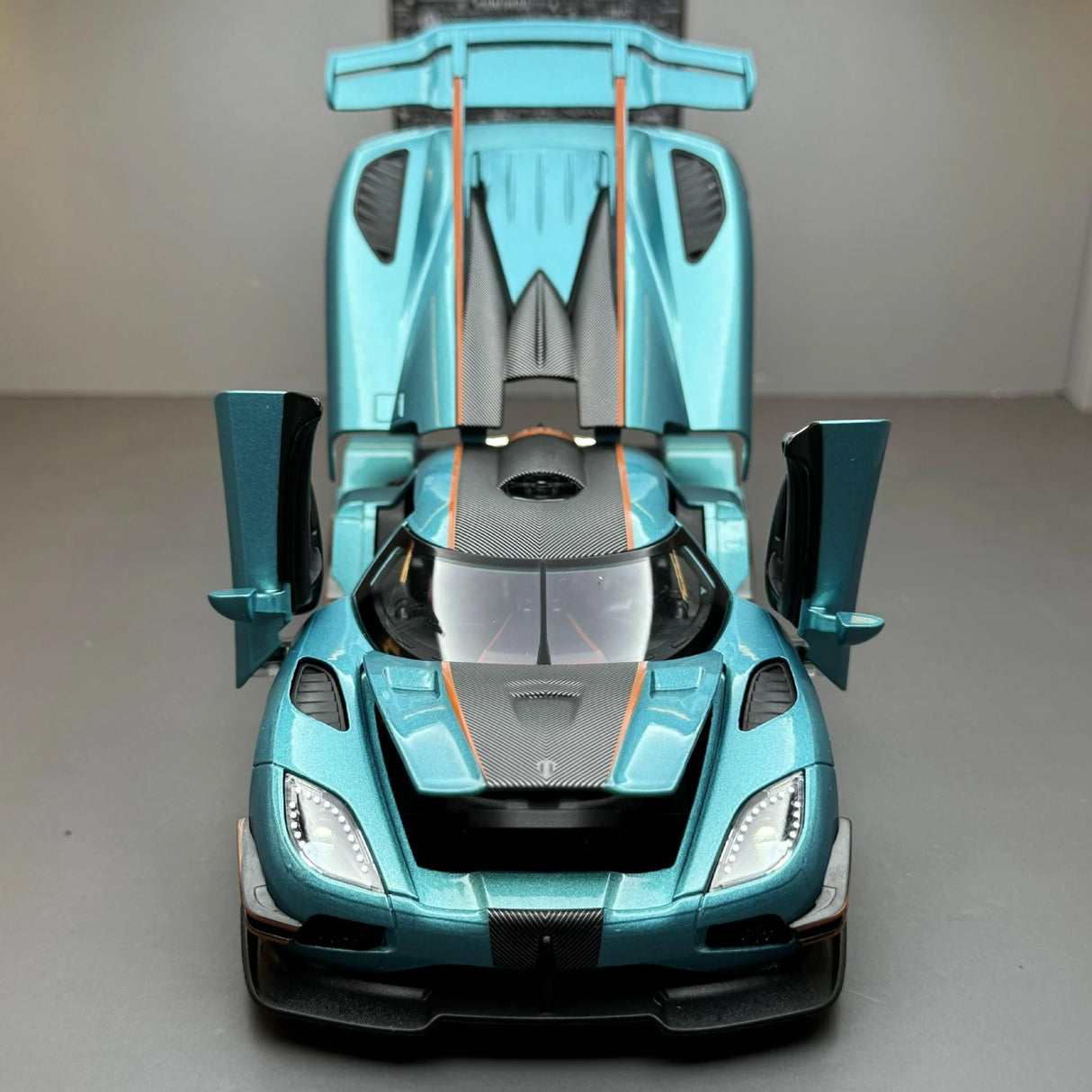 Koenigsegg 2014 One1 ブルー 1:24 – ダイキャスト展示モデルダイキャスト