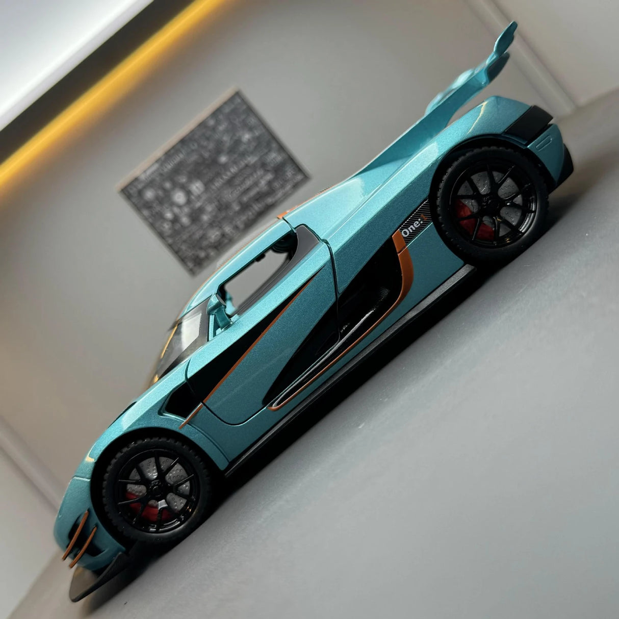 Koenigsegg 2014 One1 ブルー 1:24 – ダイキャスト展示モデルダイキャスト