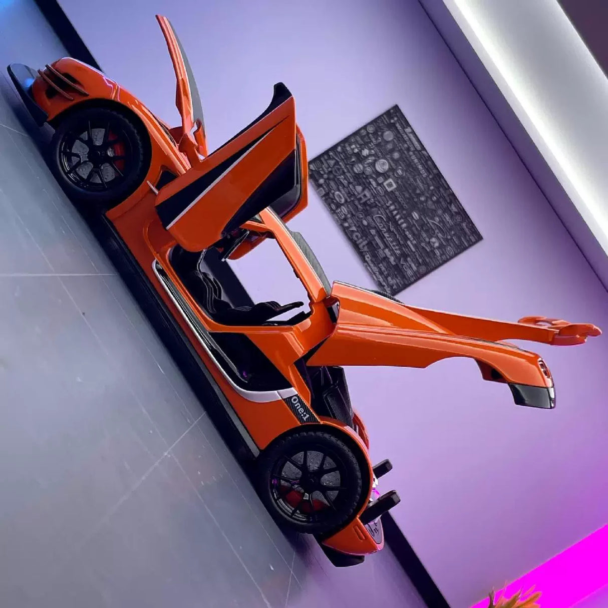 Koenigsegg 2014 One1 oranje 1:24 – diecast displaymodel