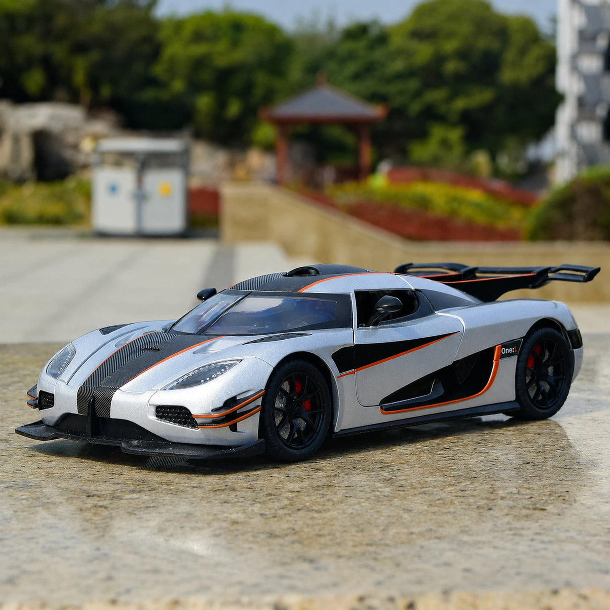Koenigsegg 2014 One1 zilver 1:24 – diecast displaymodel