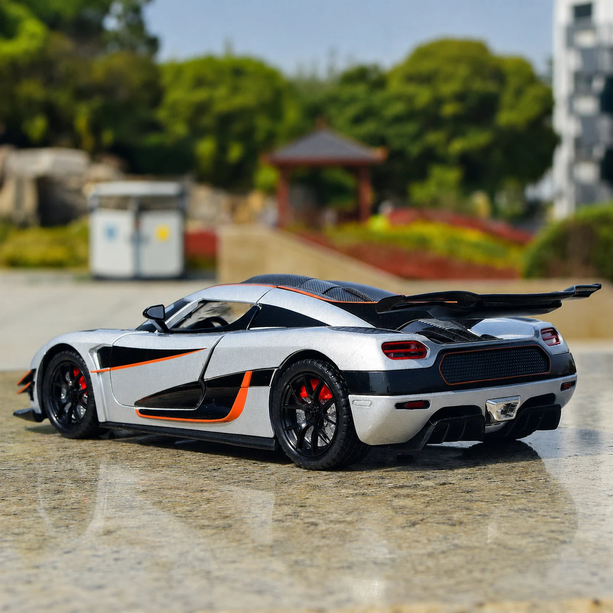 Koenigsegg 2014 One1 zilver 1:24 – diecast displaymodel