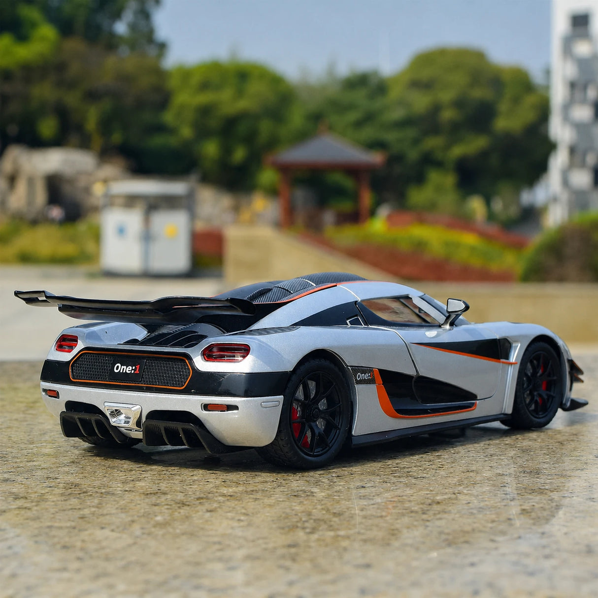 Koenigsegg 2014 One1 zilver 1:24 – diecast displaymodel