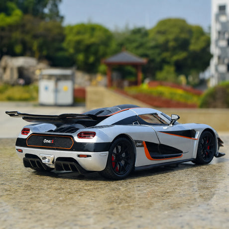 Koenigsegg 2014 One1 zilver 1:24 – diecast displaymodel