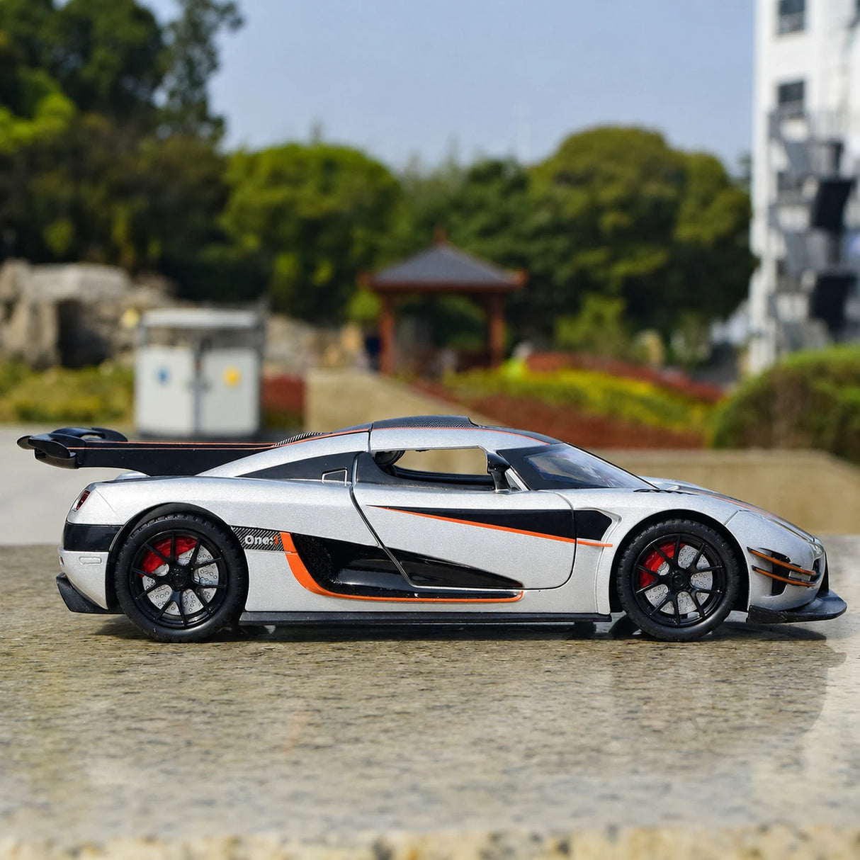 Koenigsegg 2014 One1 zilver 1:24 – diecast displaymodel
