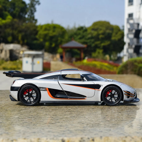 Koenigsegg 2014 One1 zilver 1:24 – diecast displaymodel