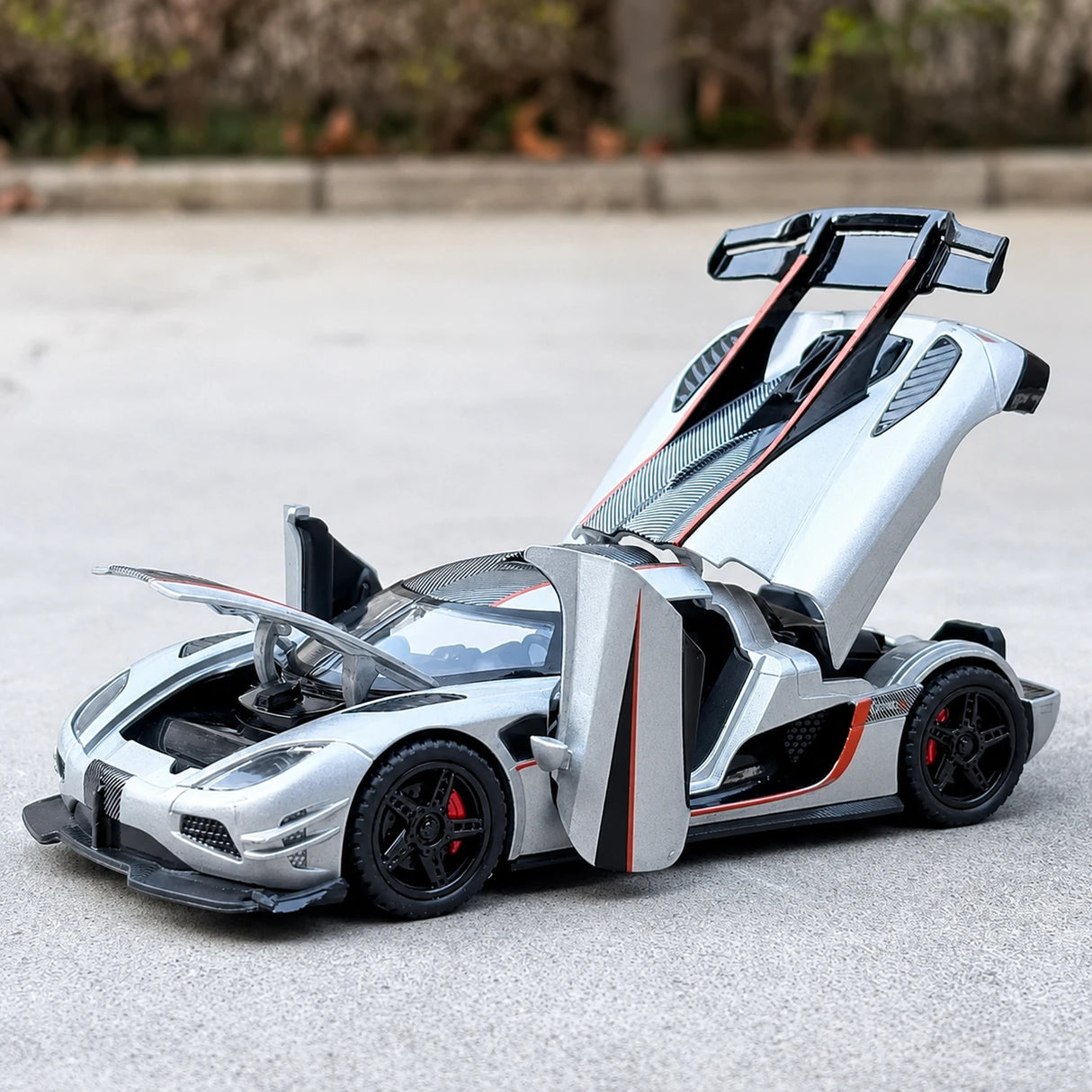Koenigsegg 2014 One1 silver 1:32 – pressgjuten visningsmodell