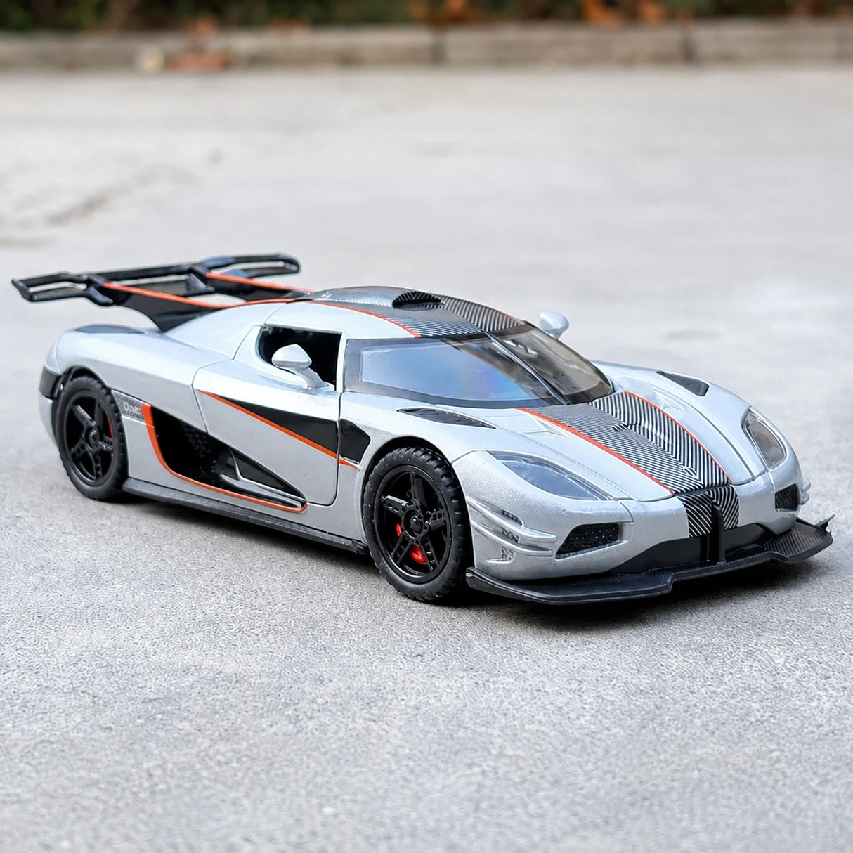 Koenigsegg 2014 One1 silver 1:32 – pressgjuten visningsmodell