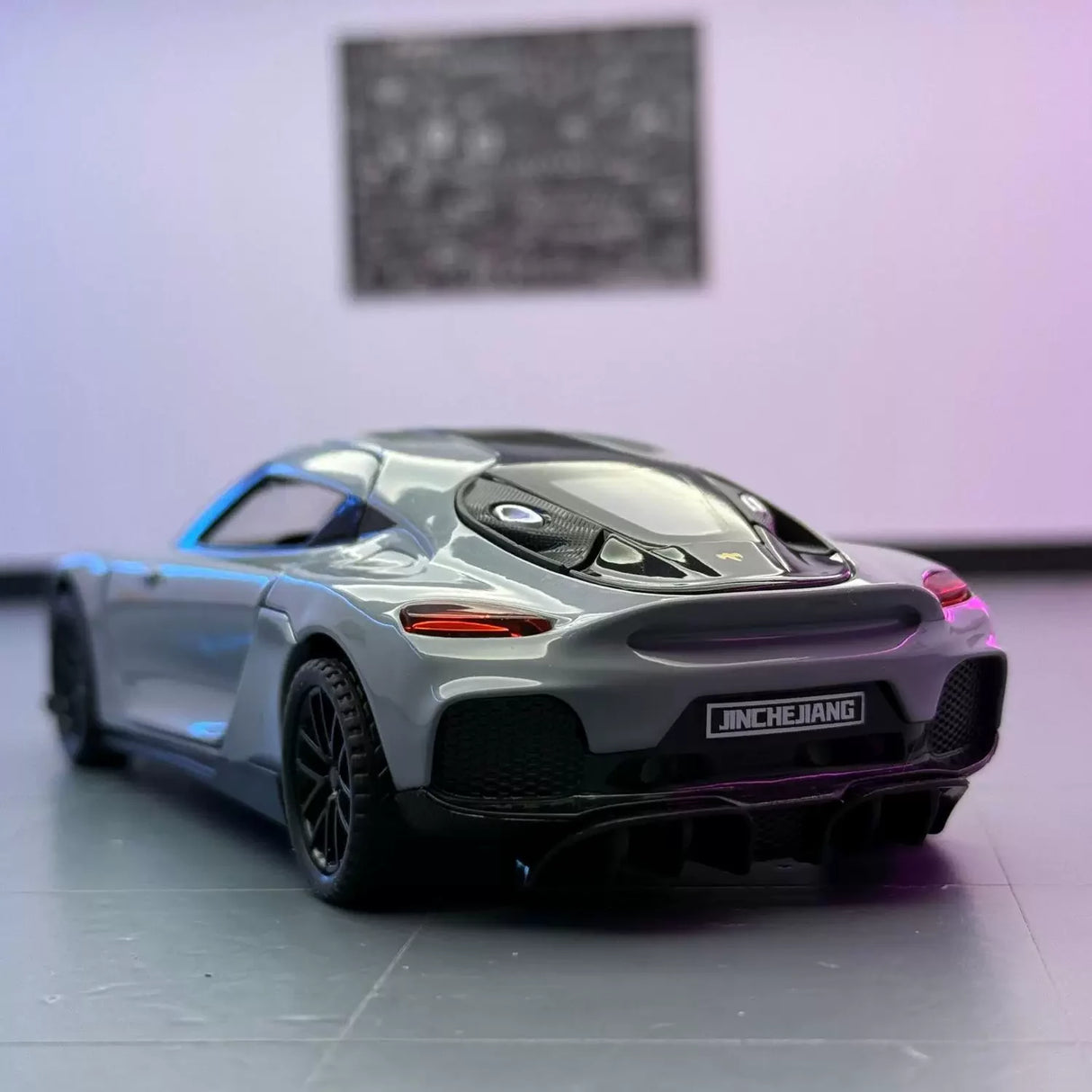Koenigsegg 2020 Gemera grå 1:32 – pressgjuten visningsmodell