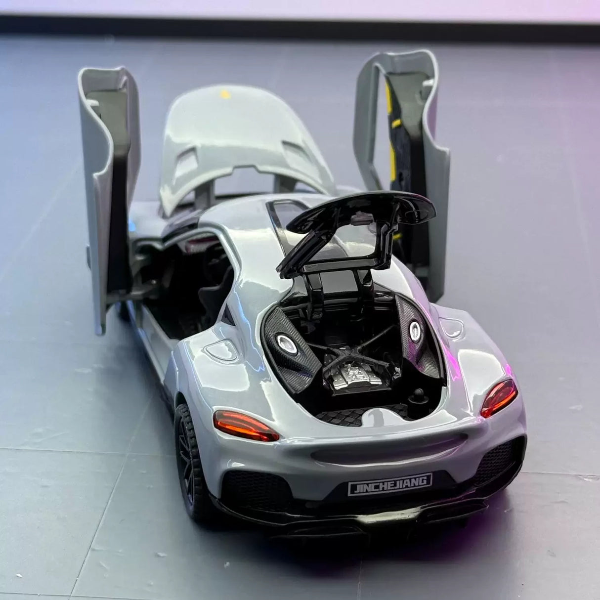 Koenigsegg 2020 Gemera grå 1:32 – pressgjuten visningsmodell