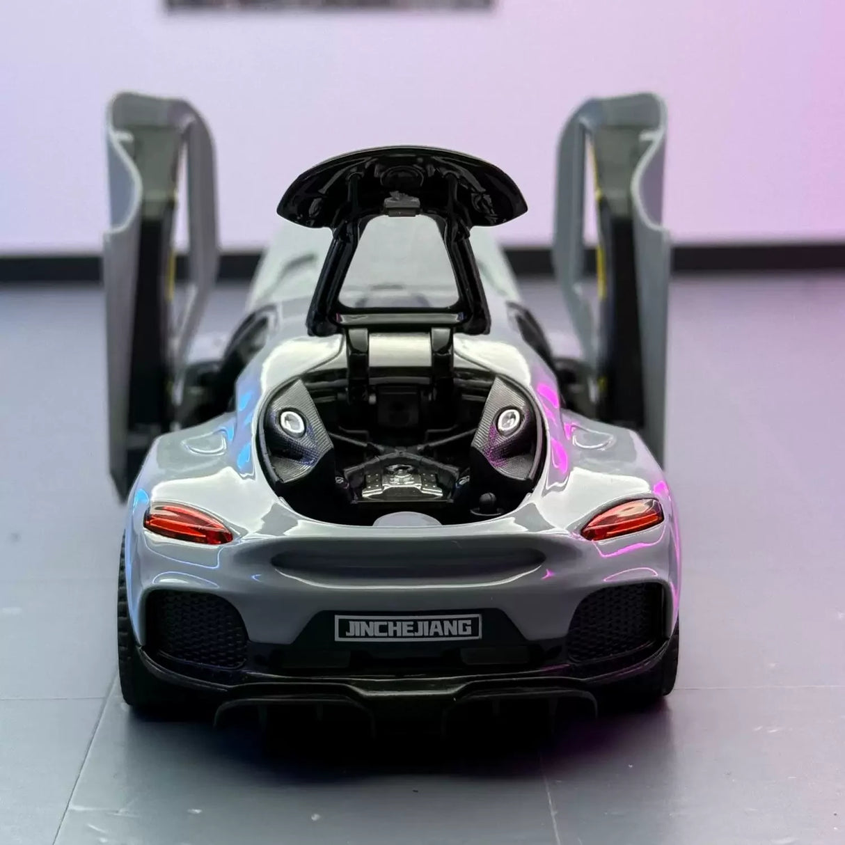 Koenigsegg 2020 Gemera grå 1:32 – pressgjuten visningsmodell