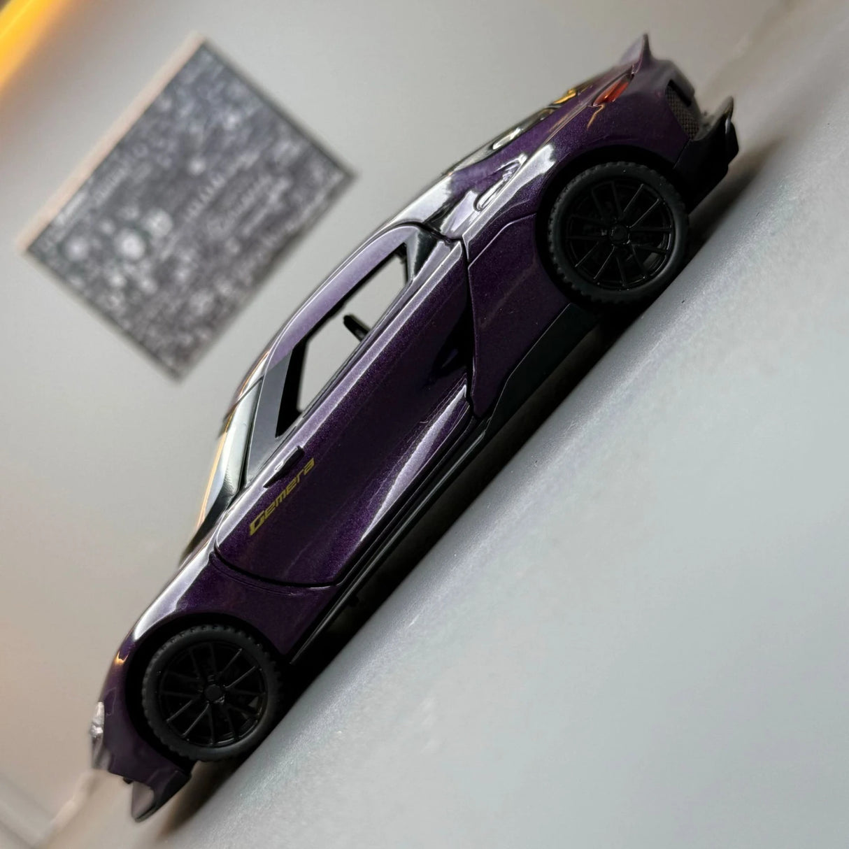 Koenigsegg 2020 Gemera lila 1:32 – pressgjuten visningsmodell