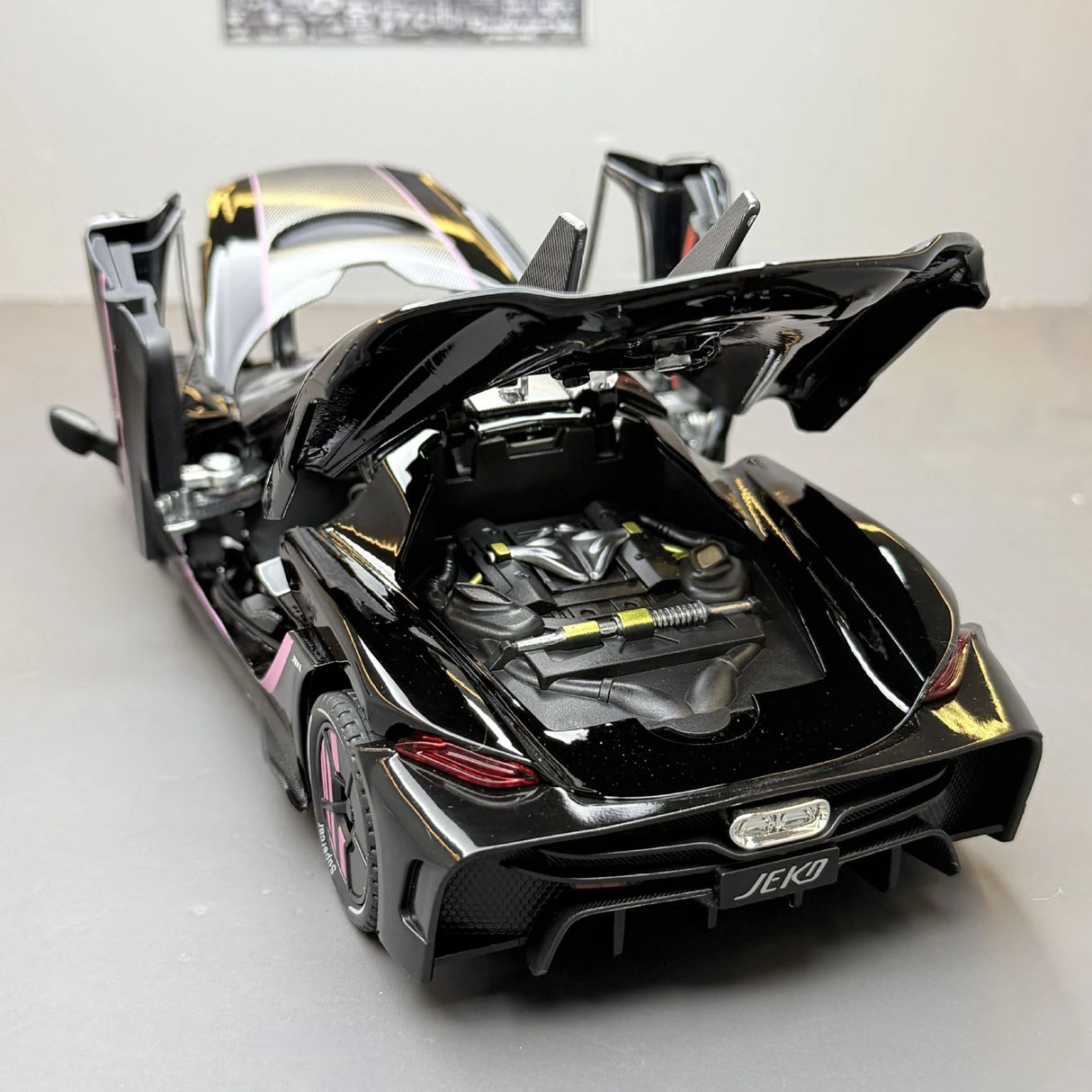 Koenigsegg 2020 Jesko Absolut zwart 1:24 – diecast displaymodel