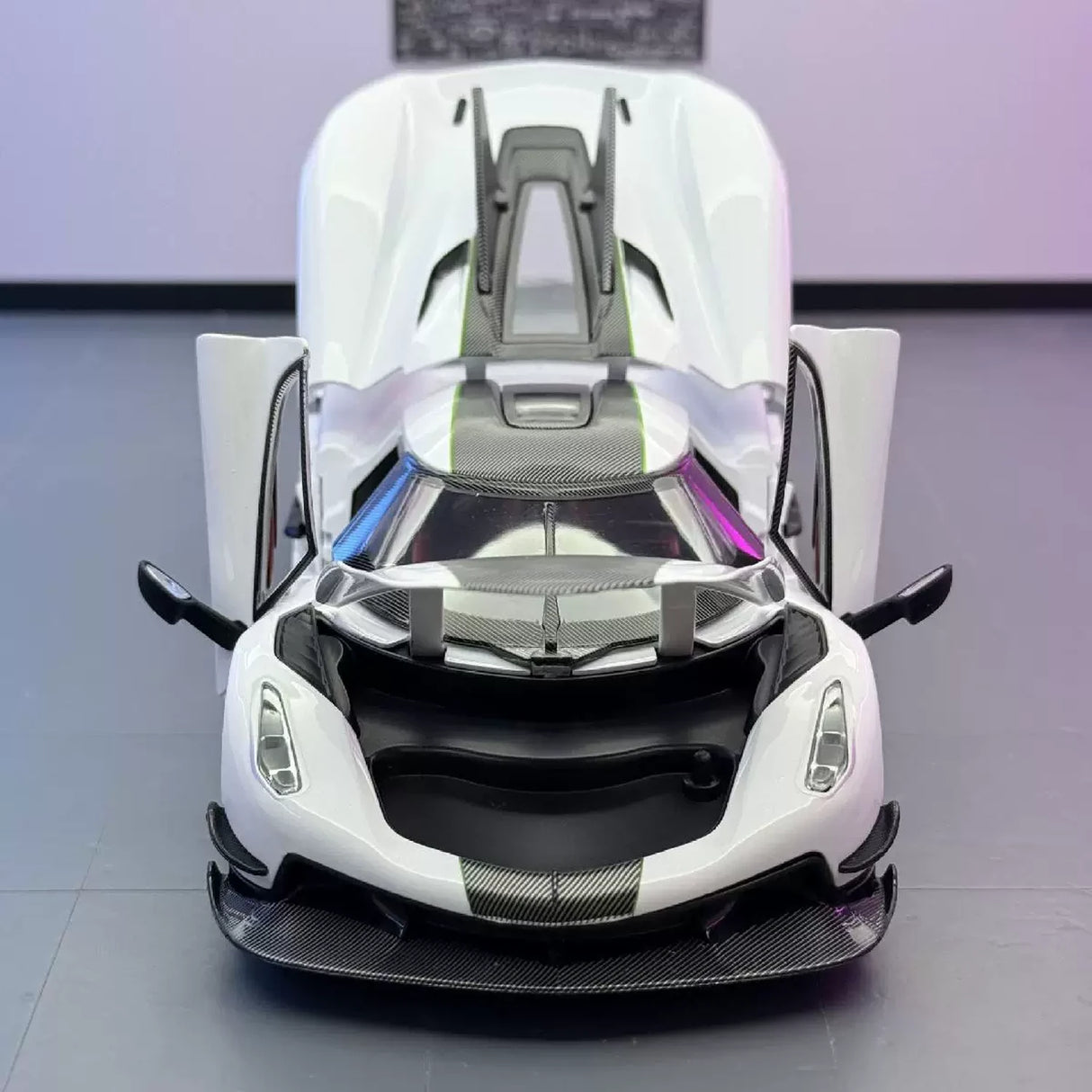 Koenigsegg 2020 Jesko Absolut wit 1:24 – diecast displaymodel