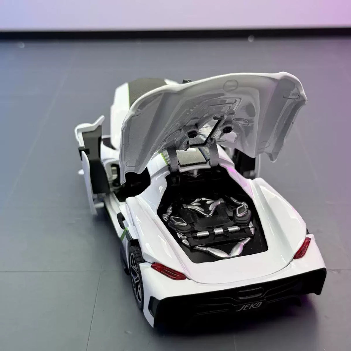 Koenigsegg 2020 Jesko Absolut vit 1:32 – pressgjuten visningsmodell