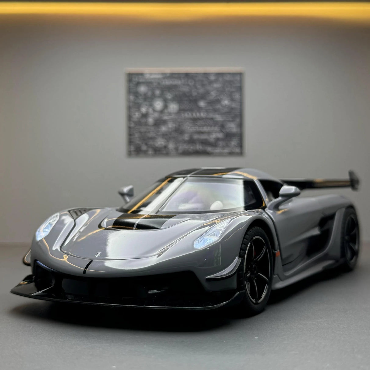 Koenigsegg 2021 Jesko Attack grijs 1:24 – diecast displaymodel