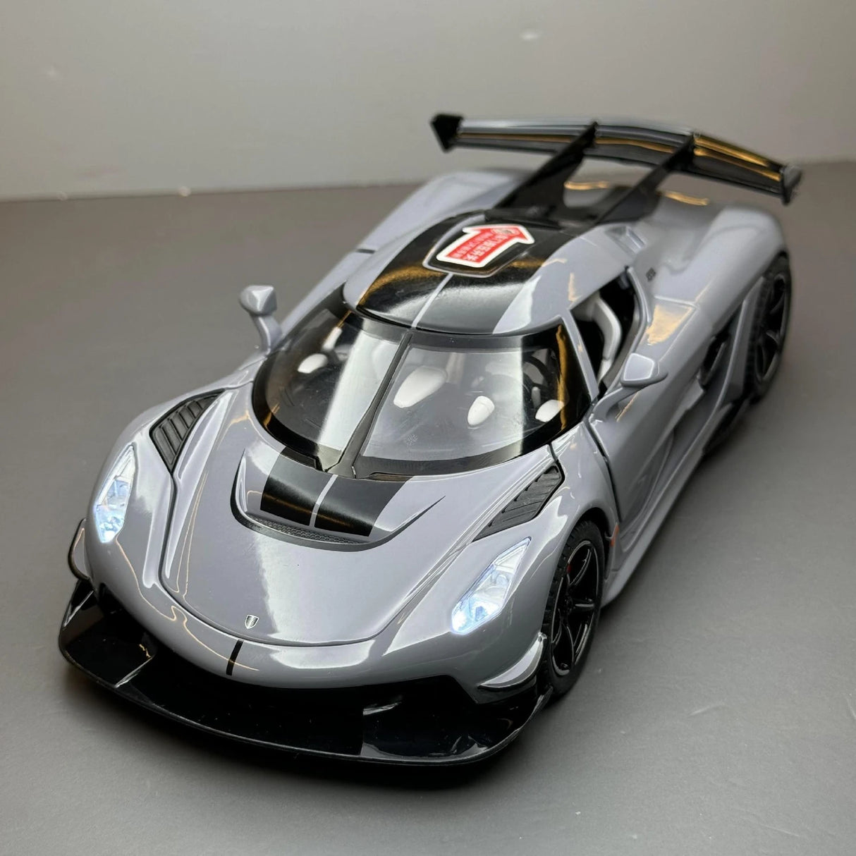 Koenigsegg 2021 Jesko Attack grijs 1:24 – diecast displaymodel