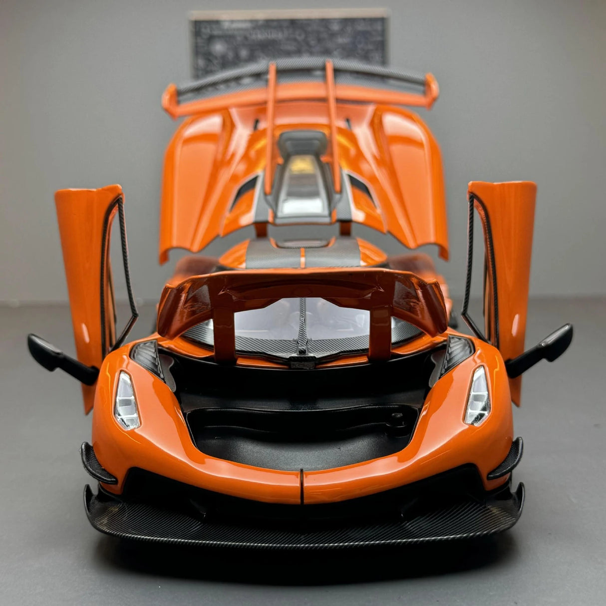 Koenigsegg 2021 Jesko Attack oranje 1:24 – diecast displaymodel