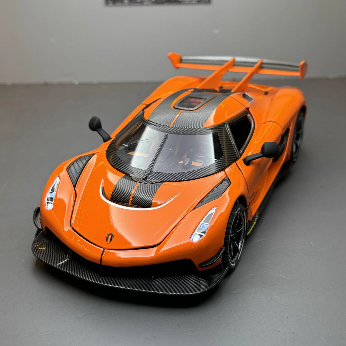 Koenigsegg 2021 Jesko Attack oranje 1:24 – diecast displaymodel
