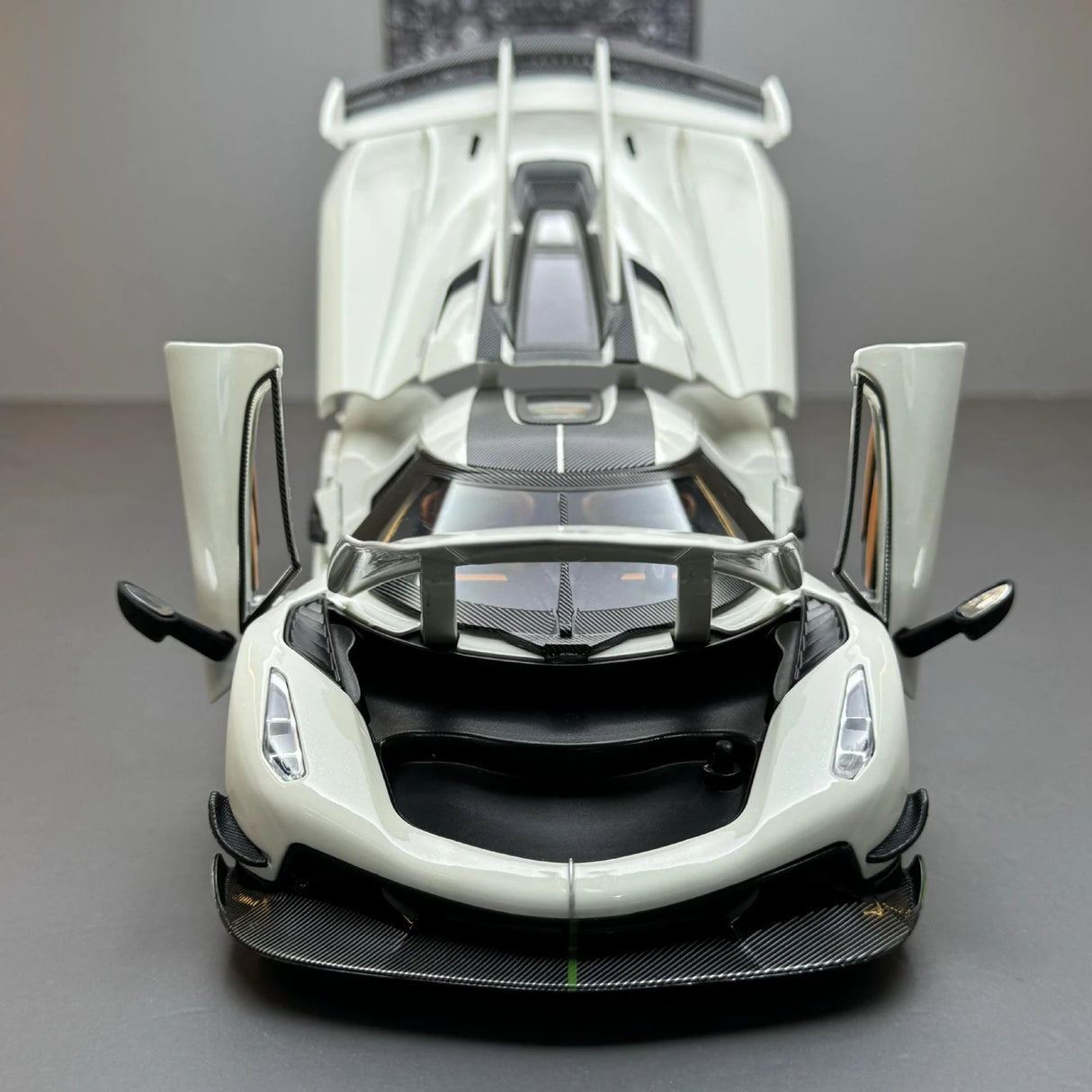 Koenigsegg 2021 Jesko Attack wit 1:24 – diecast displaymodel