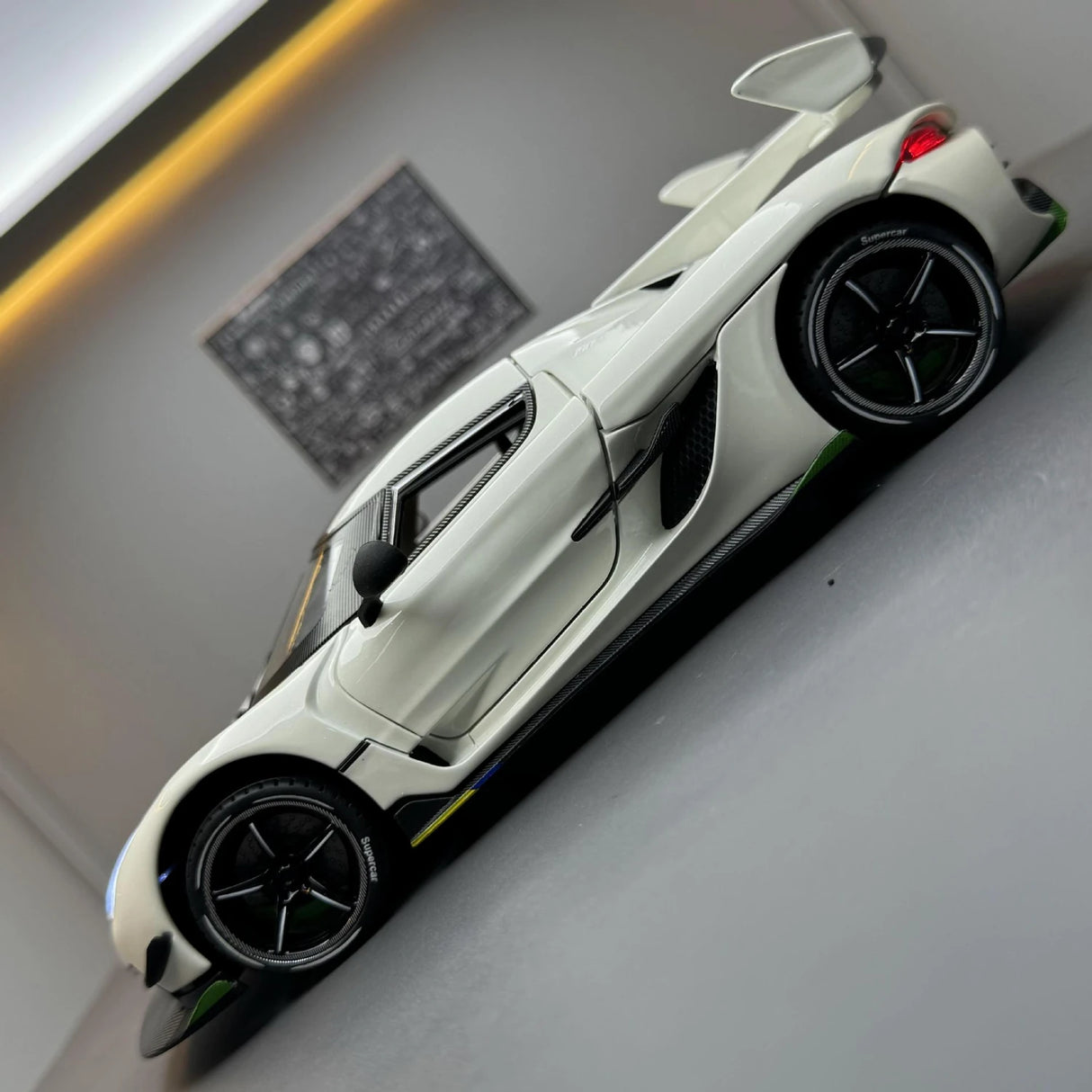 Koenigsegg 2021 Jesko Attack wit 1:24 – diecast displaymodel