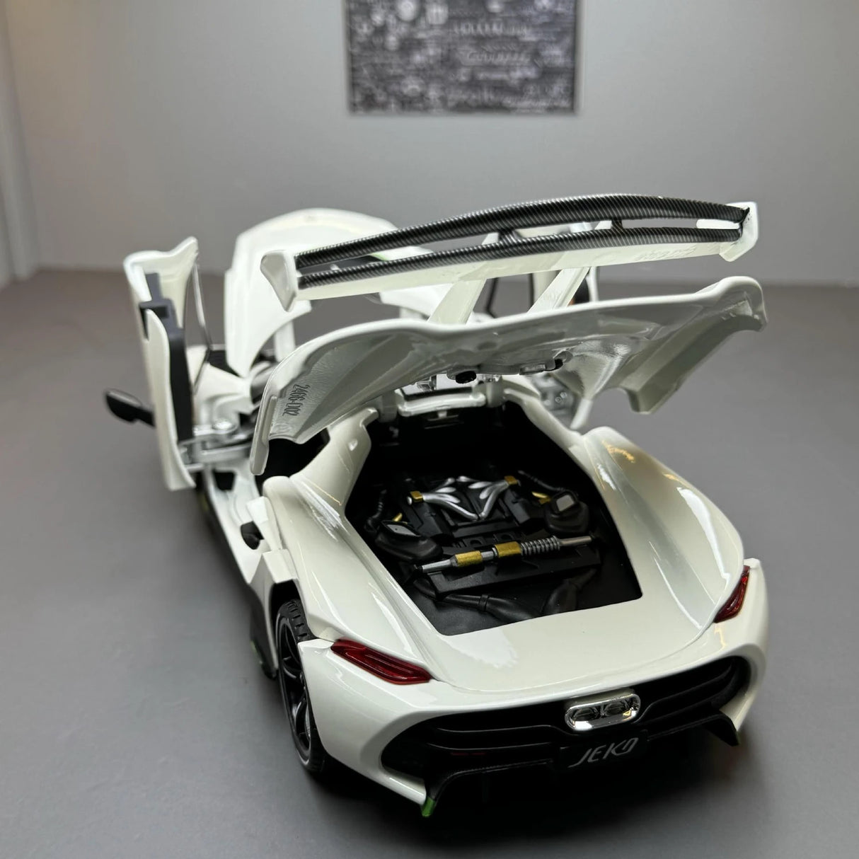 Koenigsegg 2021 Jesko Attack wit 1:24 – diecast displaymodel