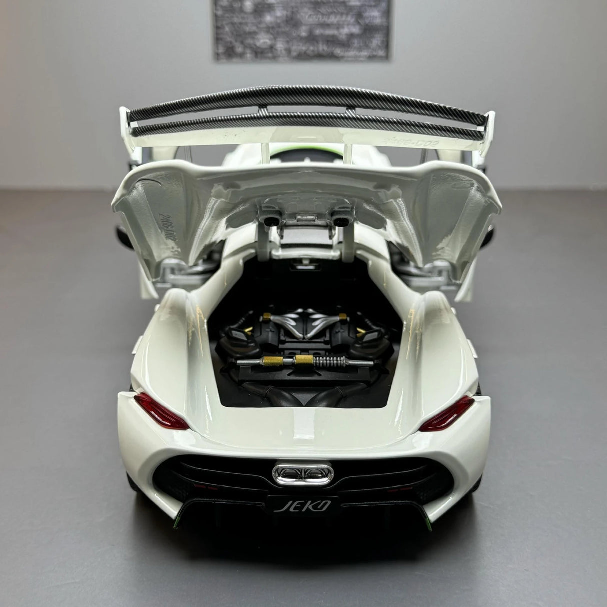 Koenigsegg 2021 Jesko Attack wit 1:24 – diecast displaymodel