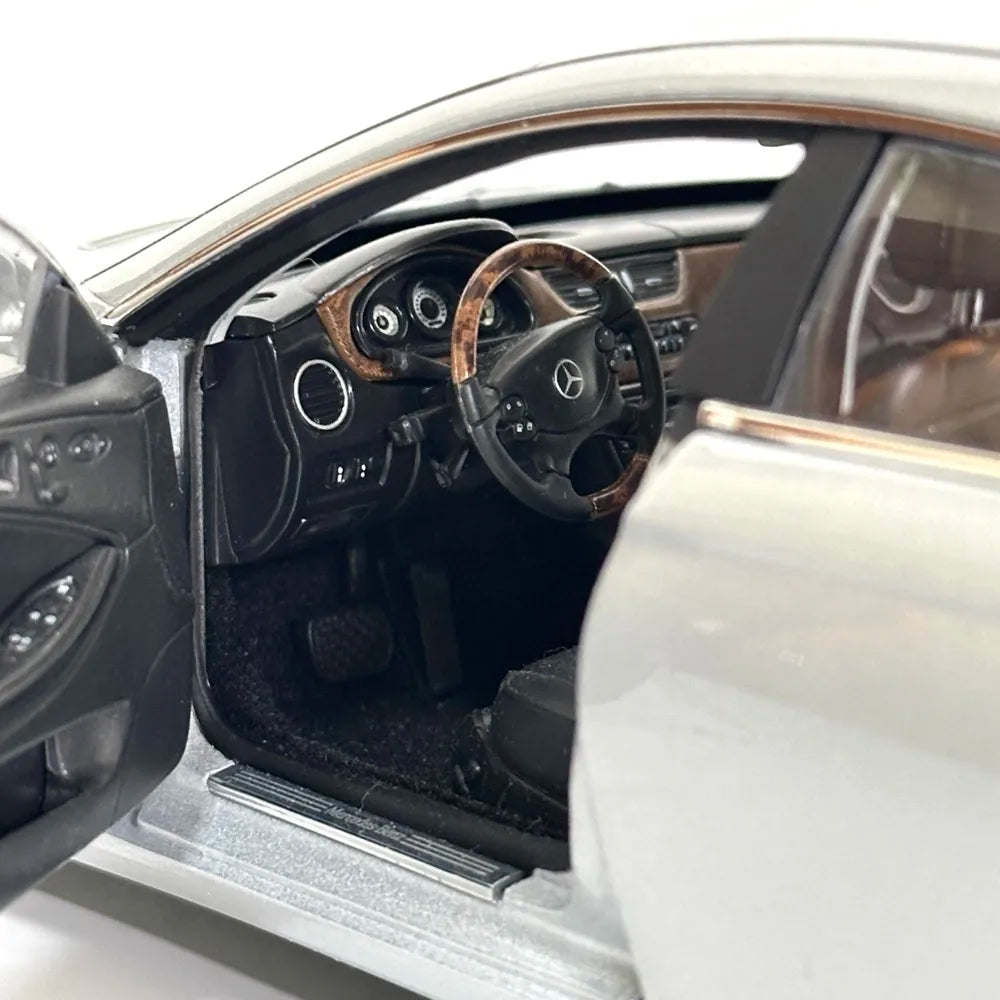 [Kyosho] 1:18 Mercedes-Benz 2004 CLS500 Silver Model Car Die-Cast