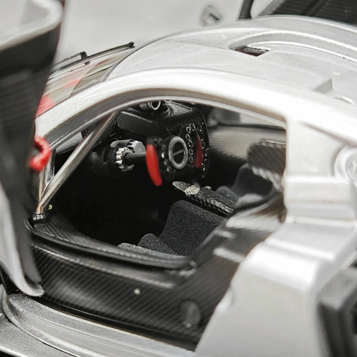 LCD Pagani 2021 Huayra R Silver 1:43 – Keräilyesine valuvalumalli