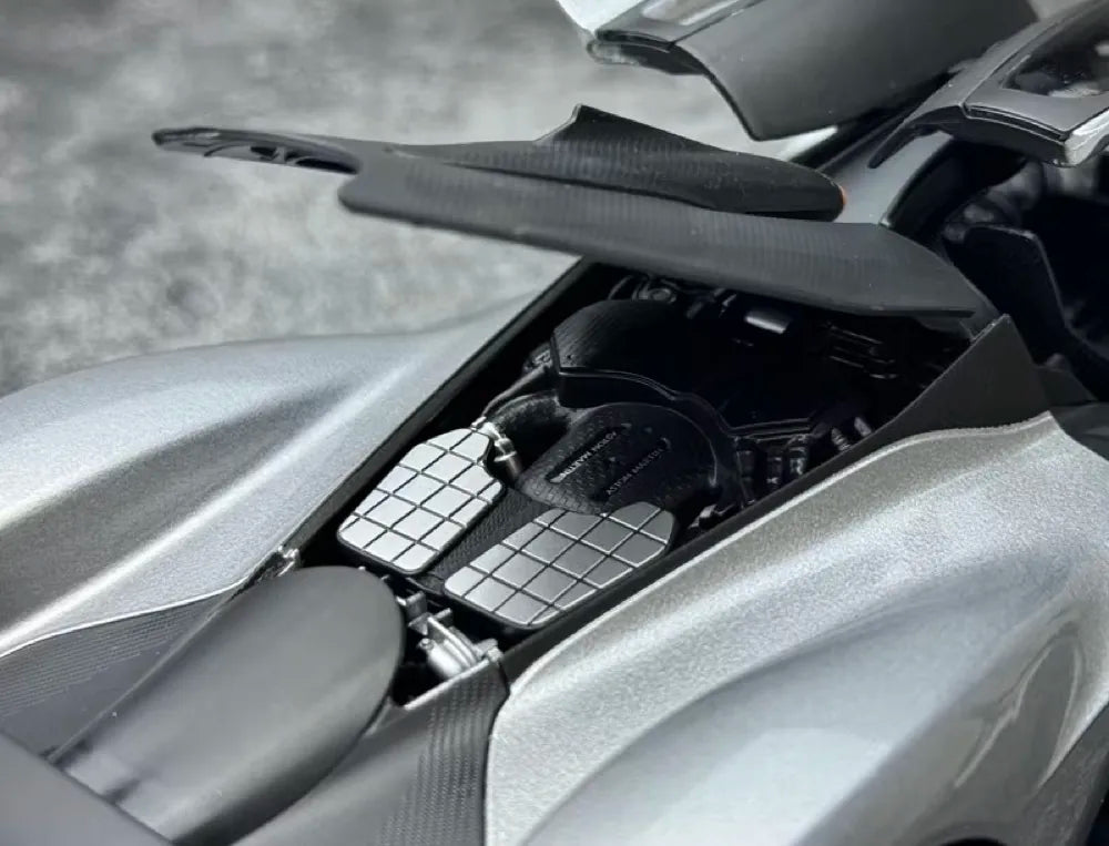 [Maisto] 1:18 Aston Martin 2021 Valkyrie Silver Model Car Die-Cast