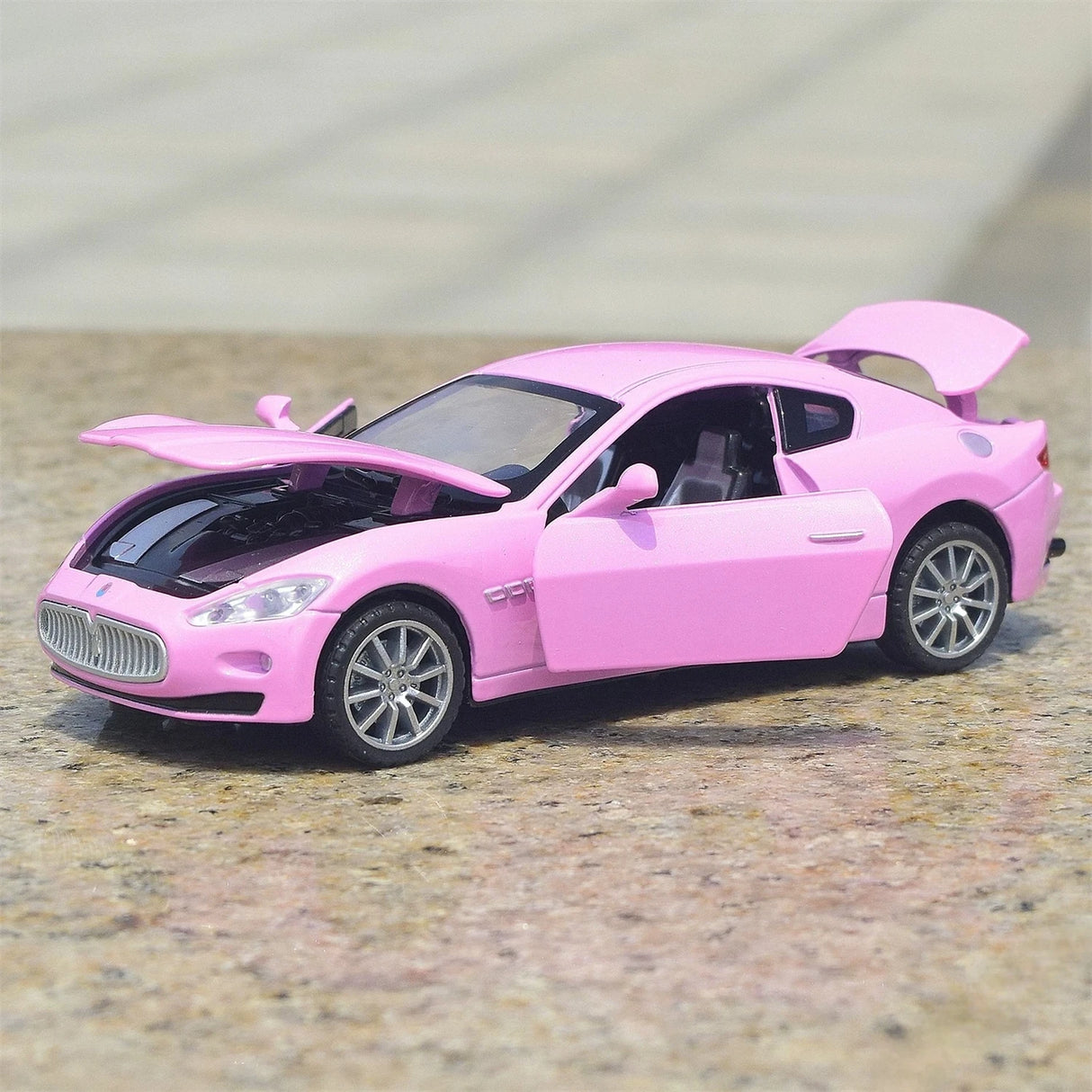 Maserati 2008 GranTurismo rosa 1:32 – pressgjuten visningsmodell