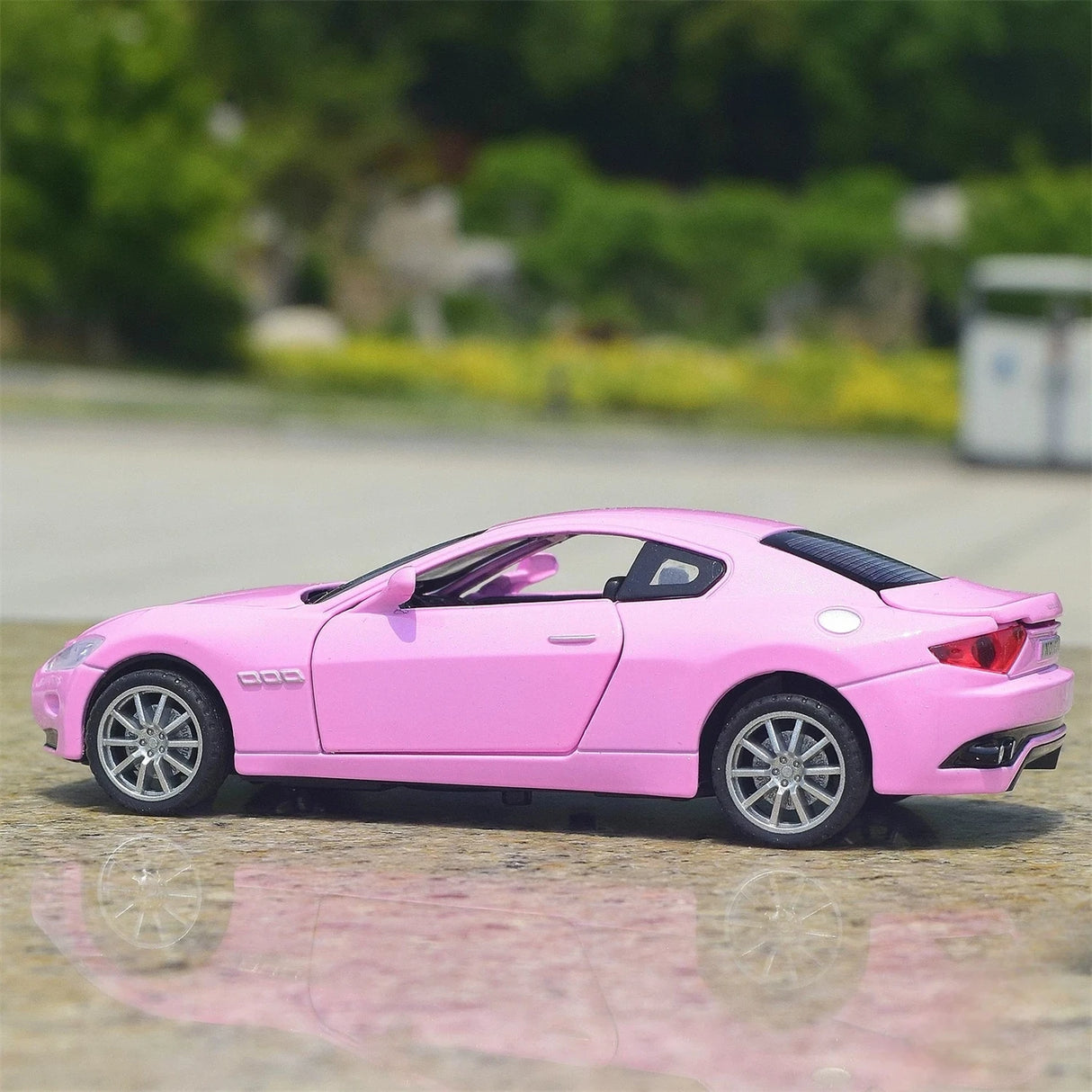 Maserati 2008 GranTurismo rosa 1:32 – pressgjuten visningsmodell