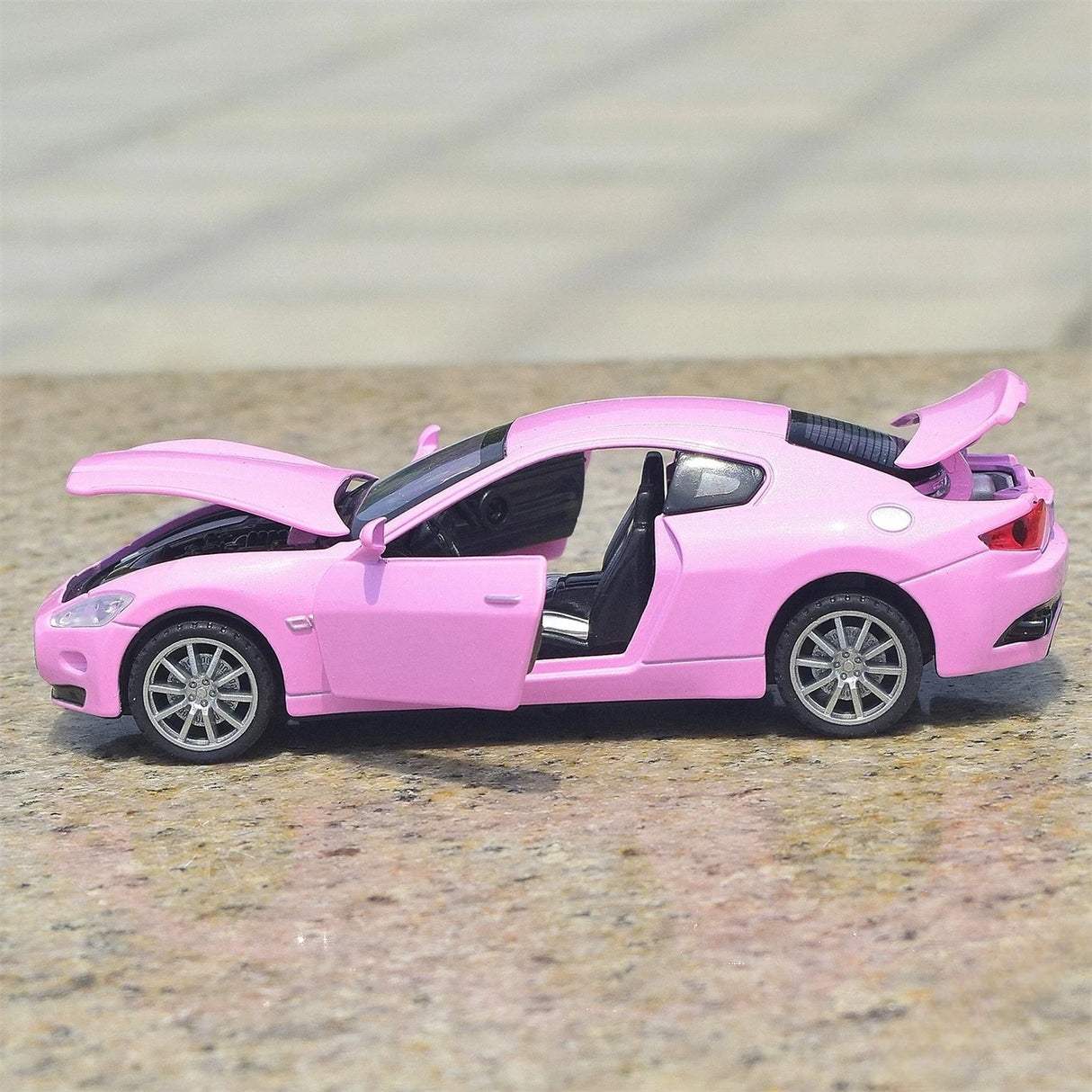 Maserati 2008 GranTurismo rosa 1:32 – pressgjuten visningsmodell