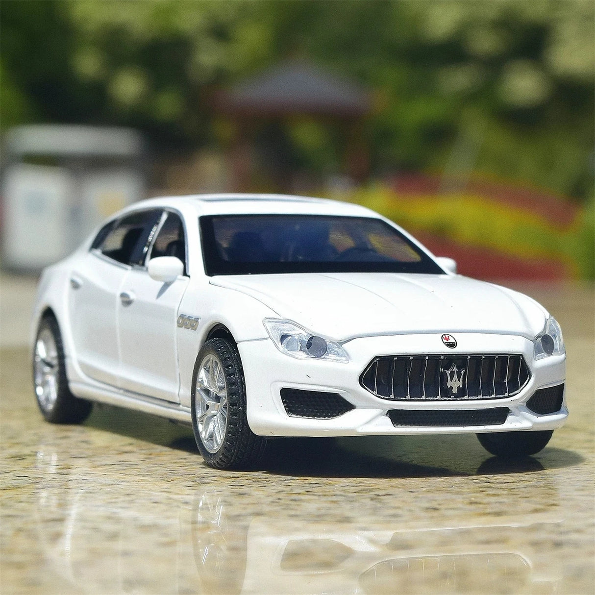Maserati 2013 Ghibli vit 1:32 – pressgjuten visningsmodell