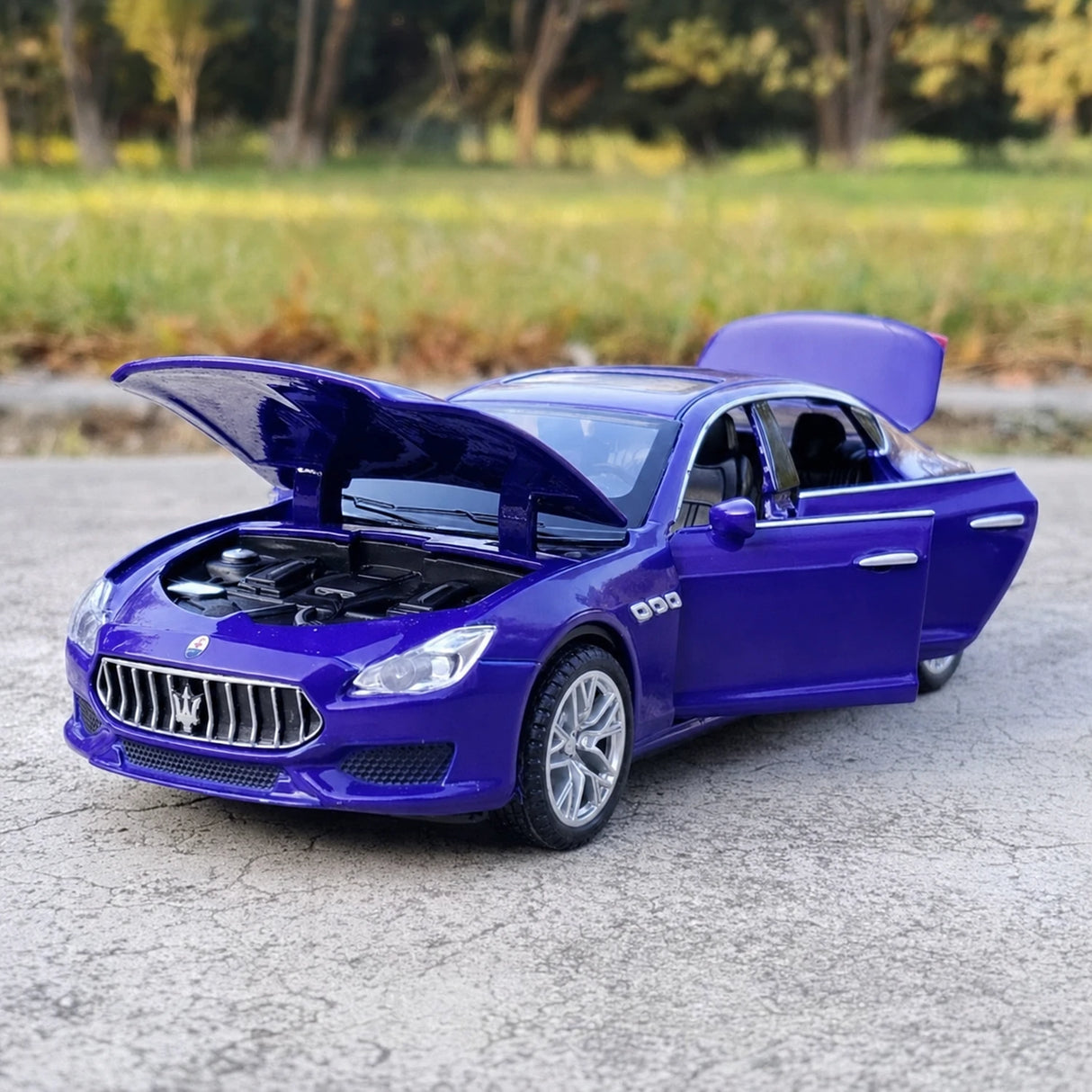 Maserati 2013 Quattroporte Blue 1:32 – Druckguss-Display-Modell in Druckguss