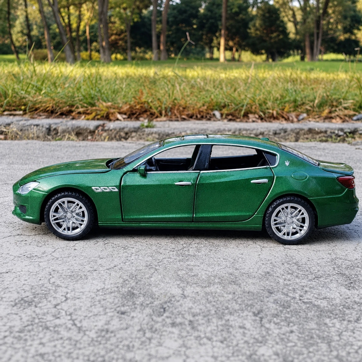 Maserati 2013 Quattroporte grön 1:32 – pressgjuten visningsmodell