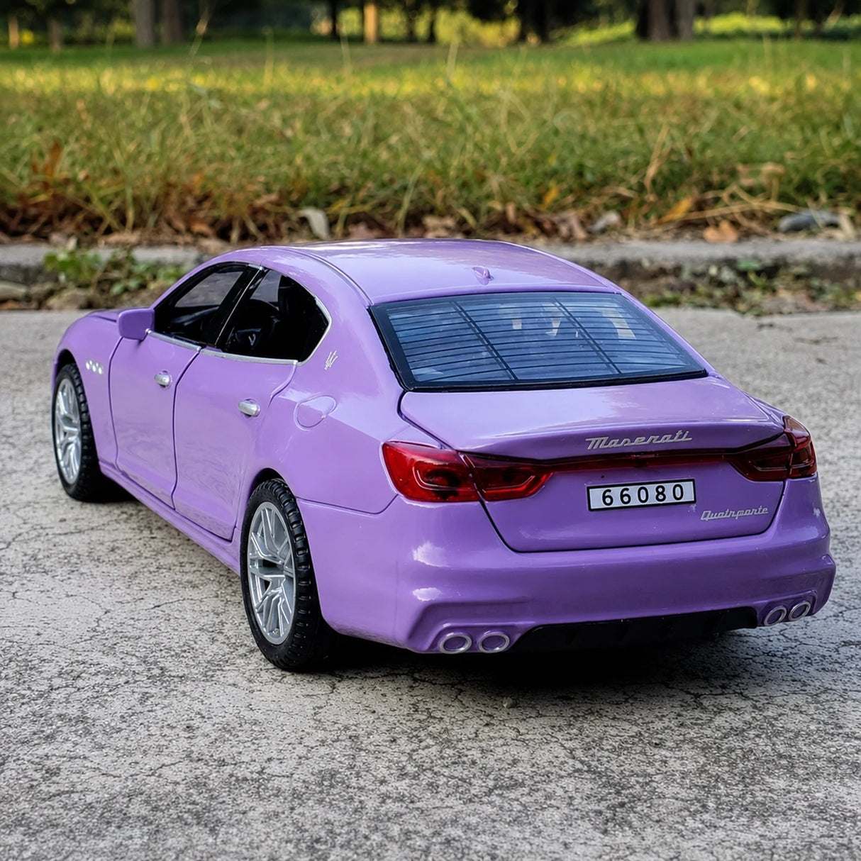 Maserati 2013 Quattroporte lila 1:32 – pressgjuten visningsmodell