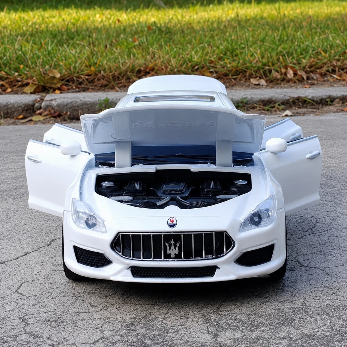 Maserati 2013 Quattroporte White 1:32 – Druckguss-Display-Modell
