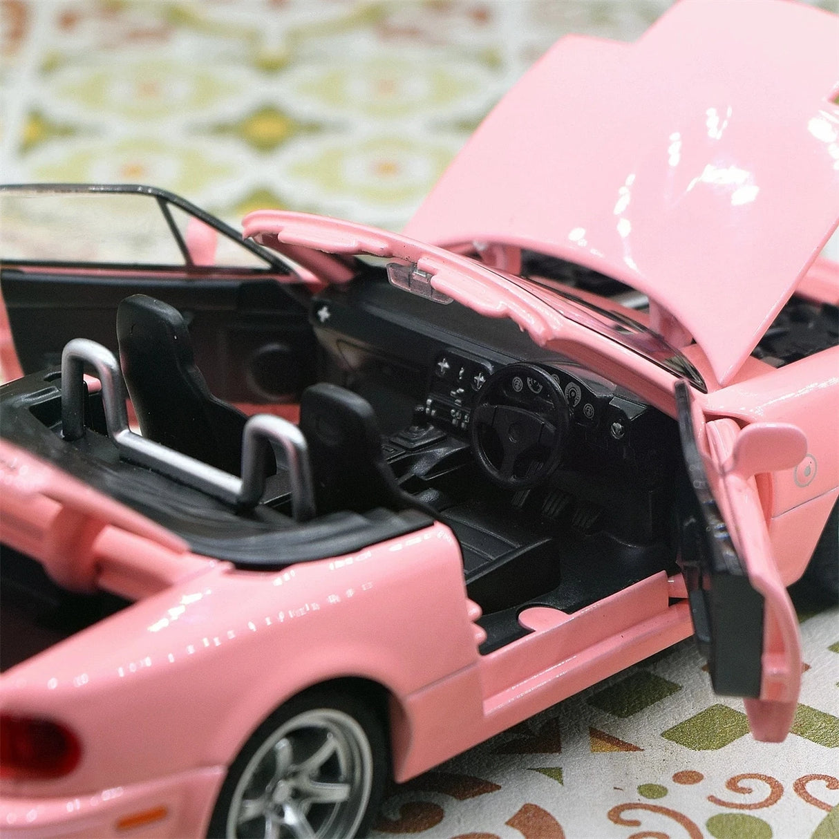 Mazda 1989 MX-5 Miata NA rosa 1:32 – pressgjuten visningsmodell