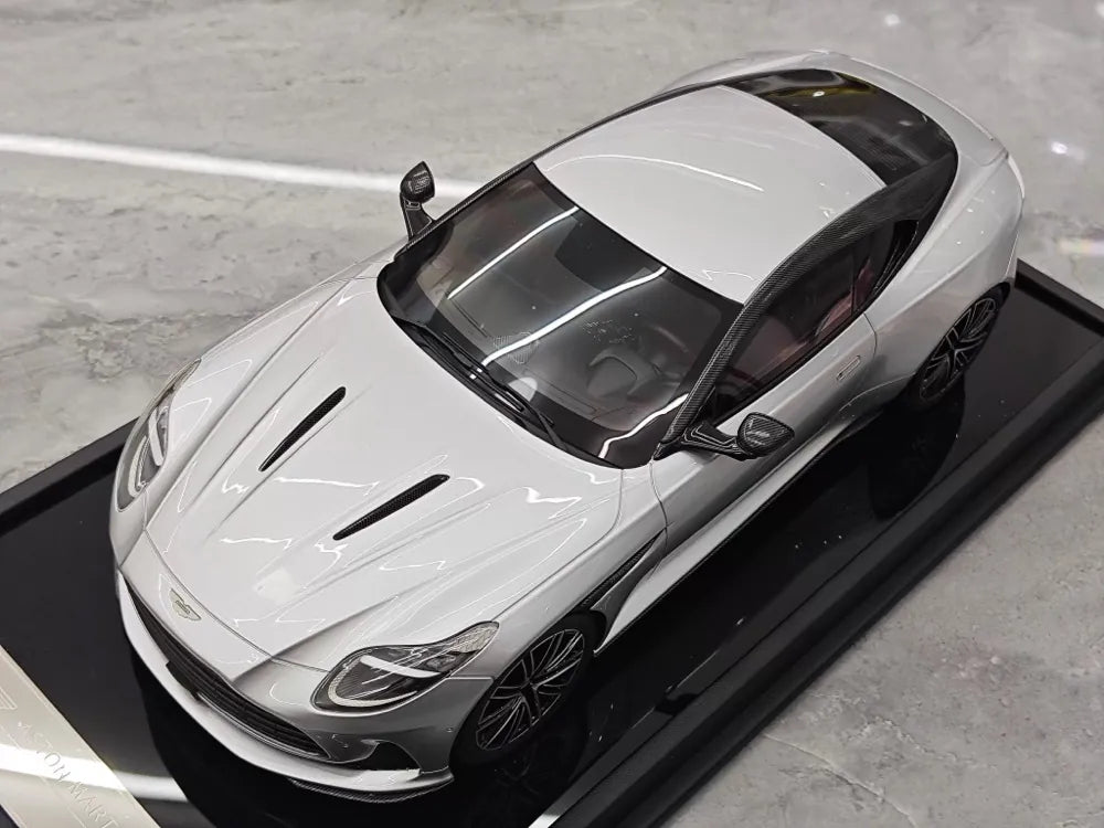 [MotorHelix] 1:18 Aston Martin 2023 DB12 Coupe Silver Model Car Resin
