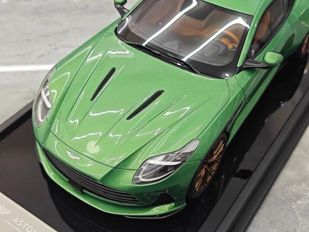 [MotorHelix] 1:18 Aston Martin 2023 DB12 Coupe Green Model Car Resin