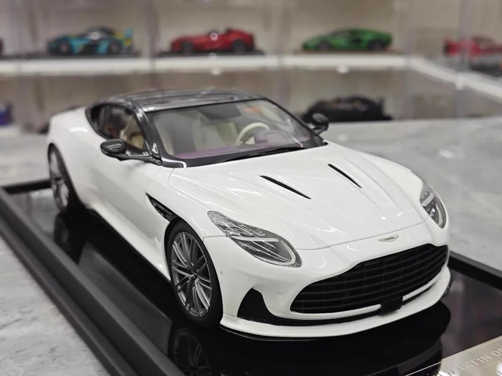 [MotorHelix] 1:18 Aston Martin 2023 DB12 Coupe White Model Car Resin