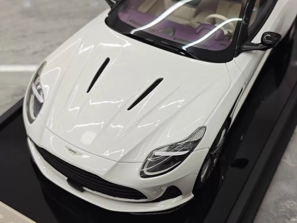 [MotorHelix] 1:18 Aston Martin 2023 DB12 Coupe White Model Car Resin