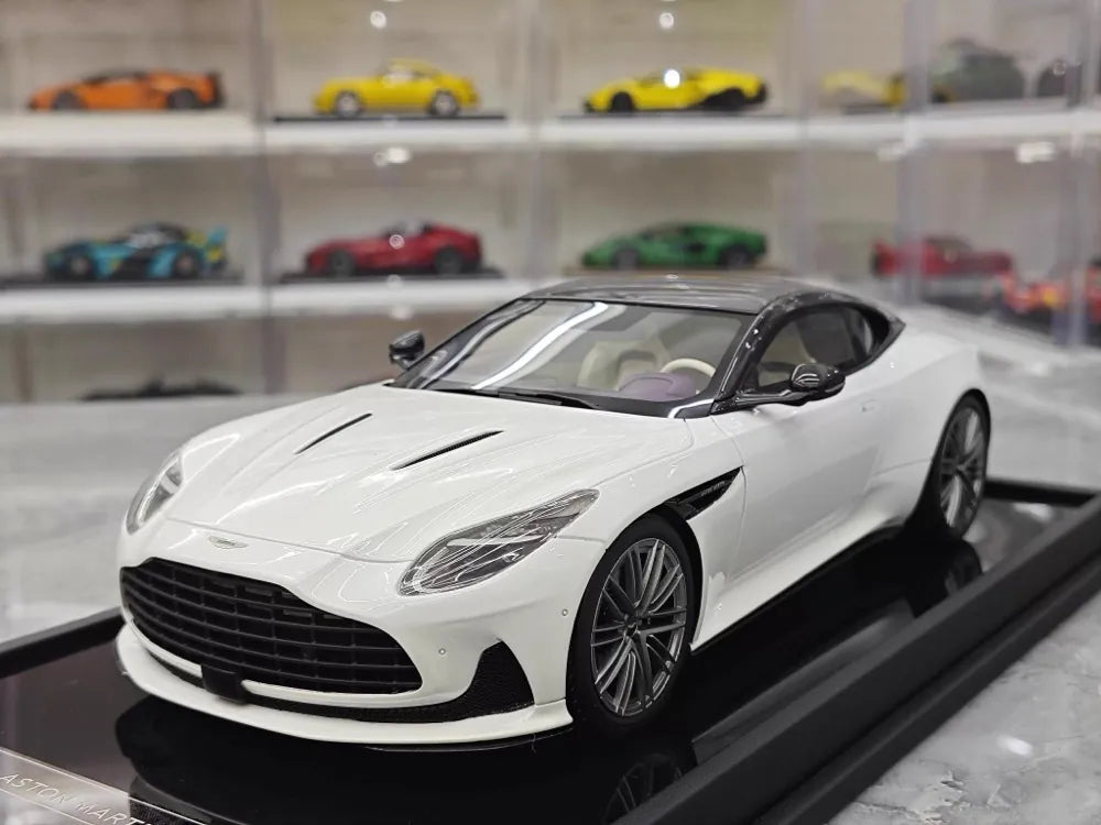 [MotorHelix] 1:18 Aston Martin 2023 DB12 Coupe White Model Car Resin