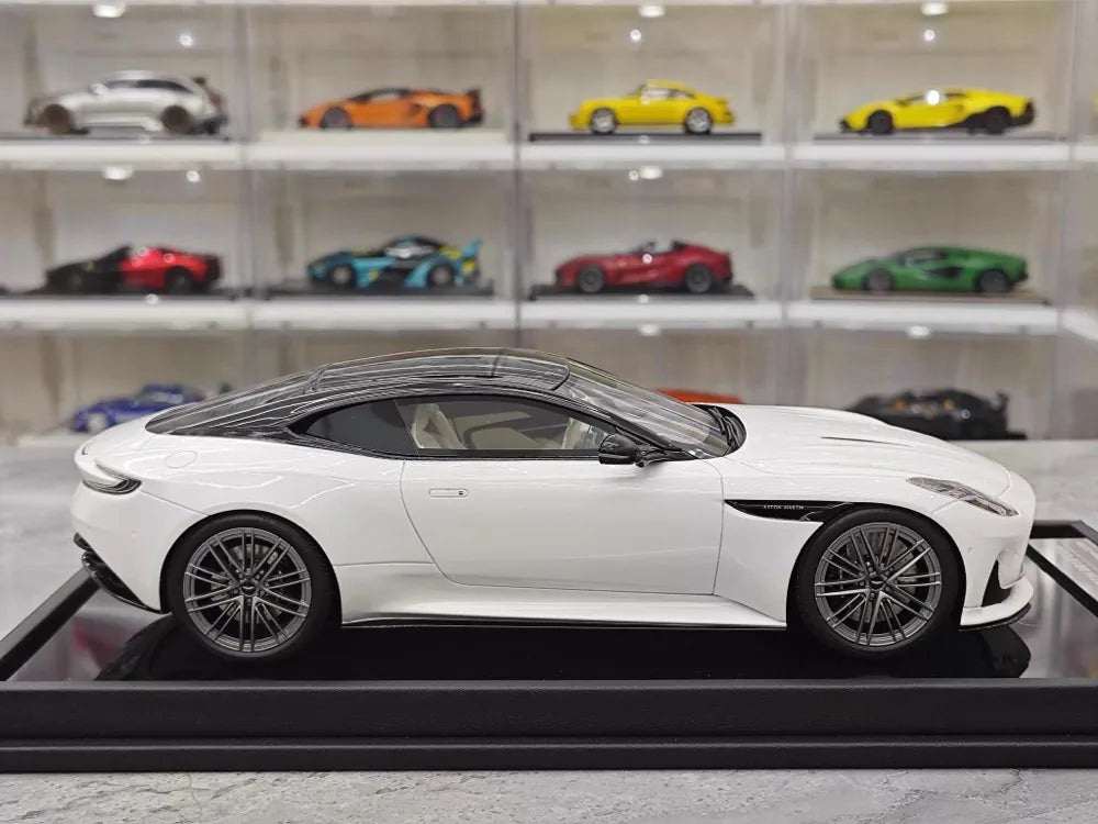 [MotorHelix] 1:18 Aston Martin 2023 DB12 Coupe White Model Car Resin