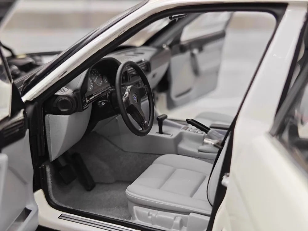 [Minichamps] 1:18 BMW 1988 535i E34 White Model Car Die-Cast