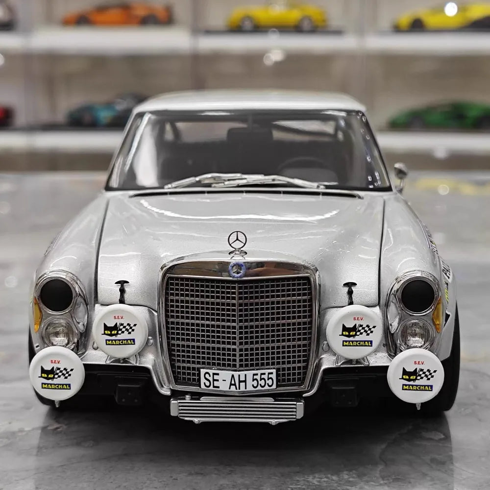 [Minichamps] 1:18 Mercedes-Benz 1971 300 SEL 6.8 AMG No.12 Model Car Die-Cast