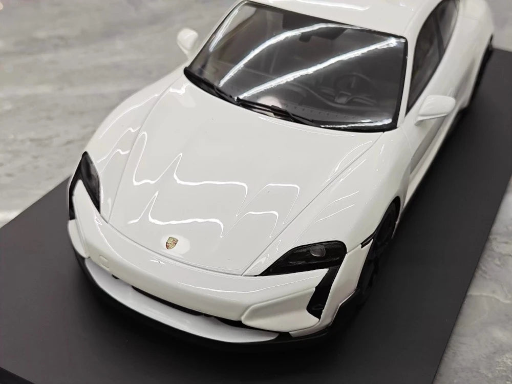 [Minichamps] 1:18 Porsche 2024 Taycan Turbo GT White Model Car Resin