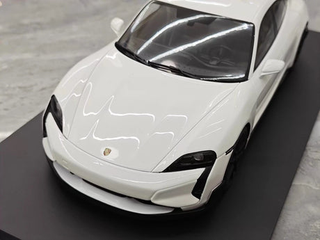[Minichamps] 1:18 Porsche 2024 Taycan Turbo GT White Model Car Resin