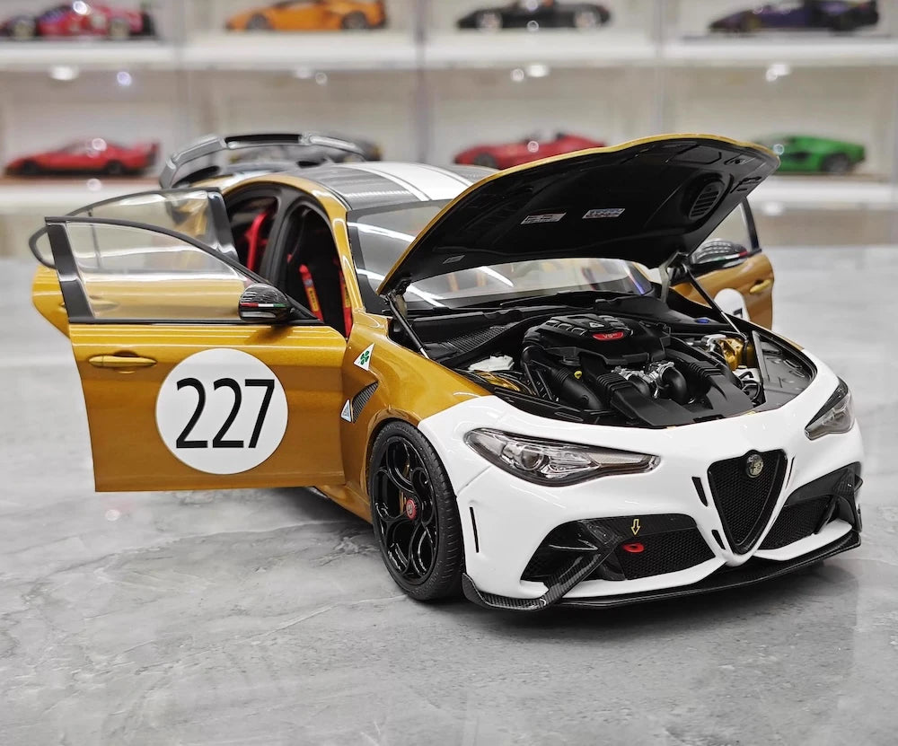 [MotorHelix] 1:18 Alfa Romeo 2021 Giulia GTAm #227 Model Car Die-Cast